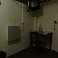 壁に薄型の暖房機が備え付けてありました