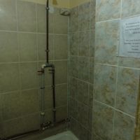 シャワーするのにカーテン等がない