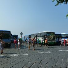 バスがたくさんあるので要注意