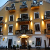 マルクト広場に面しています。裏側にはハルシュタット湖。