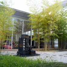 中庭の一角に「地球誕生」のモニュメントのお庭があります。