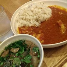 チキントマトカレーと牛筋とクレソンのスープ