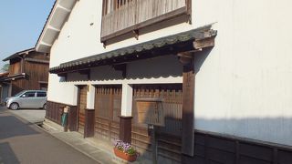 漆喰の外壁が目印です