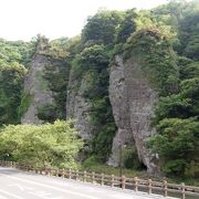 鍋山磨崖仏の川向