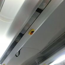 各地で降車の際は天井についたボタンを押して知らせます。