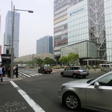 斜めの横断歩道を渡って東京八重洲口へ