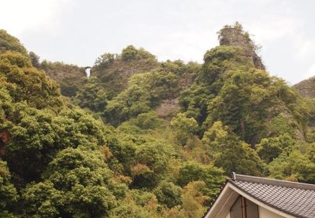 山の頂に太鼓橋！