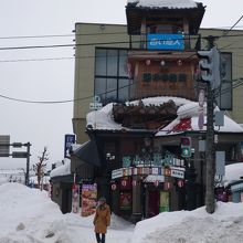 交差点の角　火の見櫓が目印
