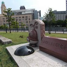 後ろは横浜税関クイーンの塔