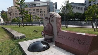 キャラクターのある記念碑