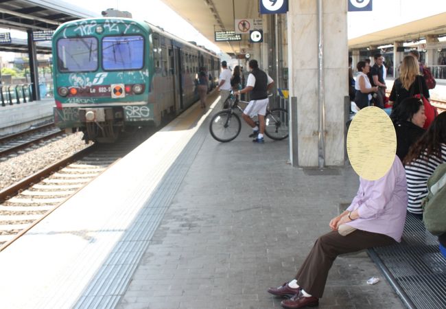斜塔に行く人が利用する駅。