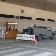 戒厳令下だったので軍人さんがいてました