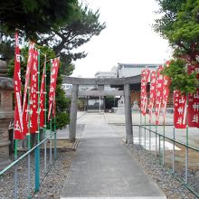 二の鳥居と徳川家康公産土神の赤い幟の景観。