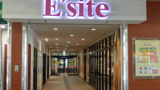 マクドナルドと観光案内所だけ