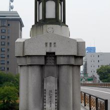 殿橋北東角の石像モニュメント。左奥は愛知県西三河総合庁舎。
