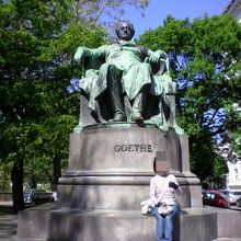 ゲーテ像もある