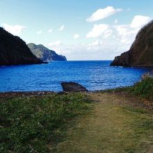 青くて美しいゴロタ石の多い海岸