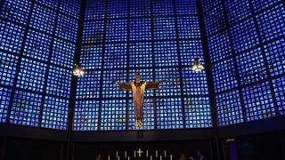 青色のステンドグラスがきれいです