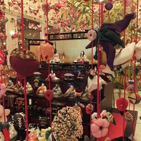 ３月だったのでつるし雛がロビーに飾ってありました。