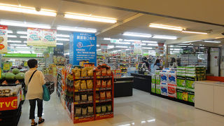 欣欣百貨の地下にあり。