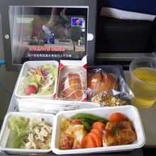 エコノミークラス、ディナーサービスの食事