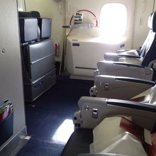 非常口のところは足元が広い。