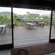 店内から川床をのぞむ。