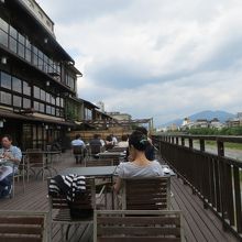 川床。右が鴨川。