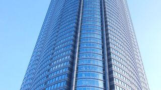 そびえ立つ高層ビル