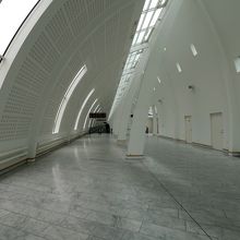 さっき来た外の道の代わりにビルの中の通路