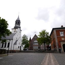 広場の奥にある