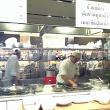 屋台風のブースが並びます