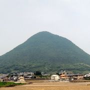 讃岐富士とも呼ばれる美しい飯野山