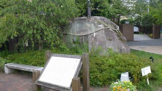 祭神様が袂から投げたと伝わる石