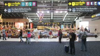 空港内の土産店は高いが吟味できる