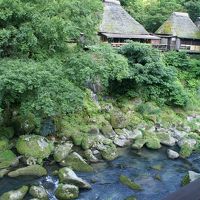 窓から天降川を挟んで茅葺きの高級旅館が見え、日本の原風景。