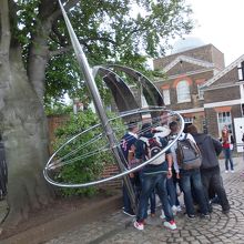 子午線の上で記念撮影中