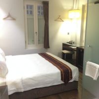 窓はありますが、下半分は隠してあります。あけることもできます