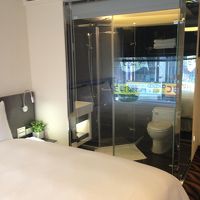 バスルームはガラス張りですが、カーテンもあります