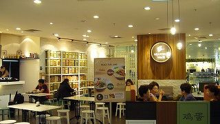 ラクサなどの食事が楽しめる