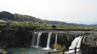 春は滝もチューリップもすばらしい