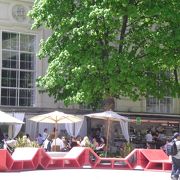 クンストハレの中の洒落た広場に面したオープンレストラン