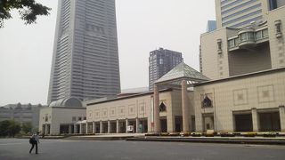 噴水からビルを眺めて「グランモール公園 美術の広場」～みなとみらい～