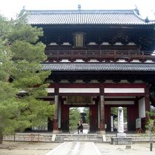 入母屋造本瓦葺、三間三戸二重門の三門。