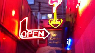 ピンクの光で彩られて。