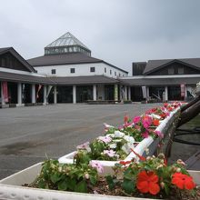 広場にもいつも花が咲いています