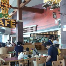 フードコート内です。