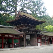 新緑に包まれた楼門・回廊の景観。