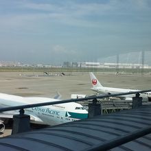 ラウンジから見える飛行機