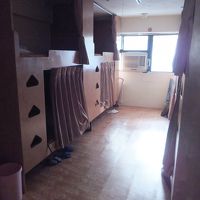 ベッドは木製で頑丈